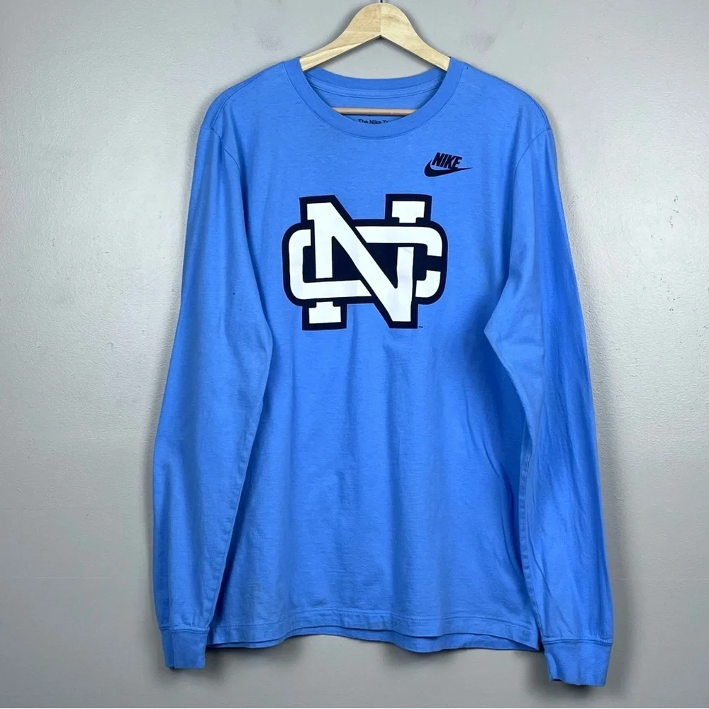 The Nike Tee Men's Long Sleeve North Carolina Tarheels Graphic Tee Size M; NCAA